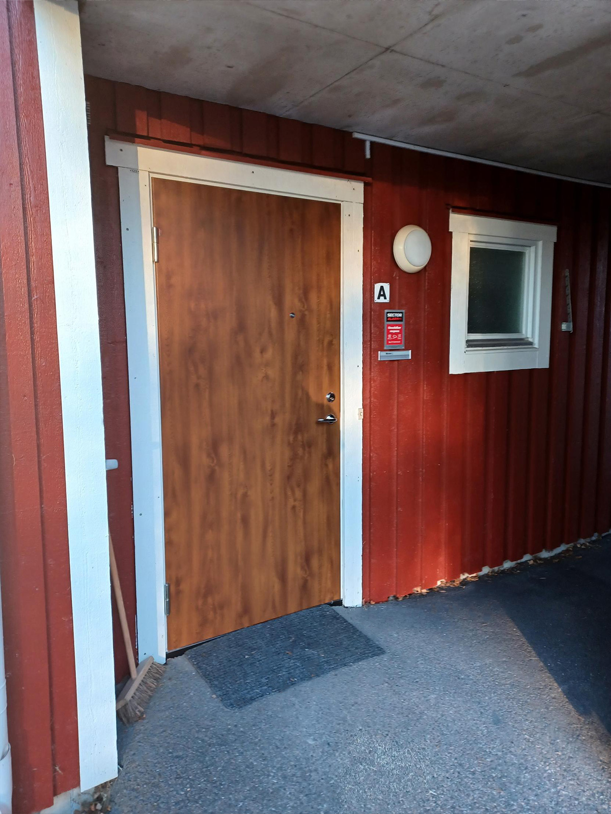 Ny dörr på Friggesundsvägen